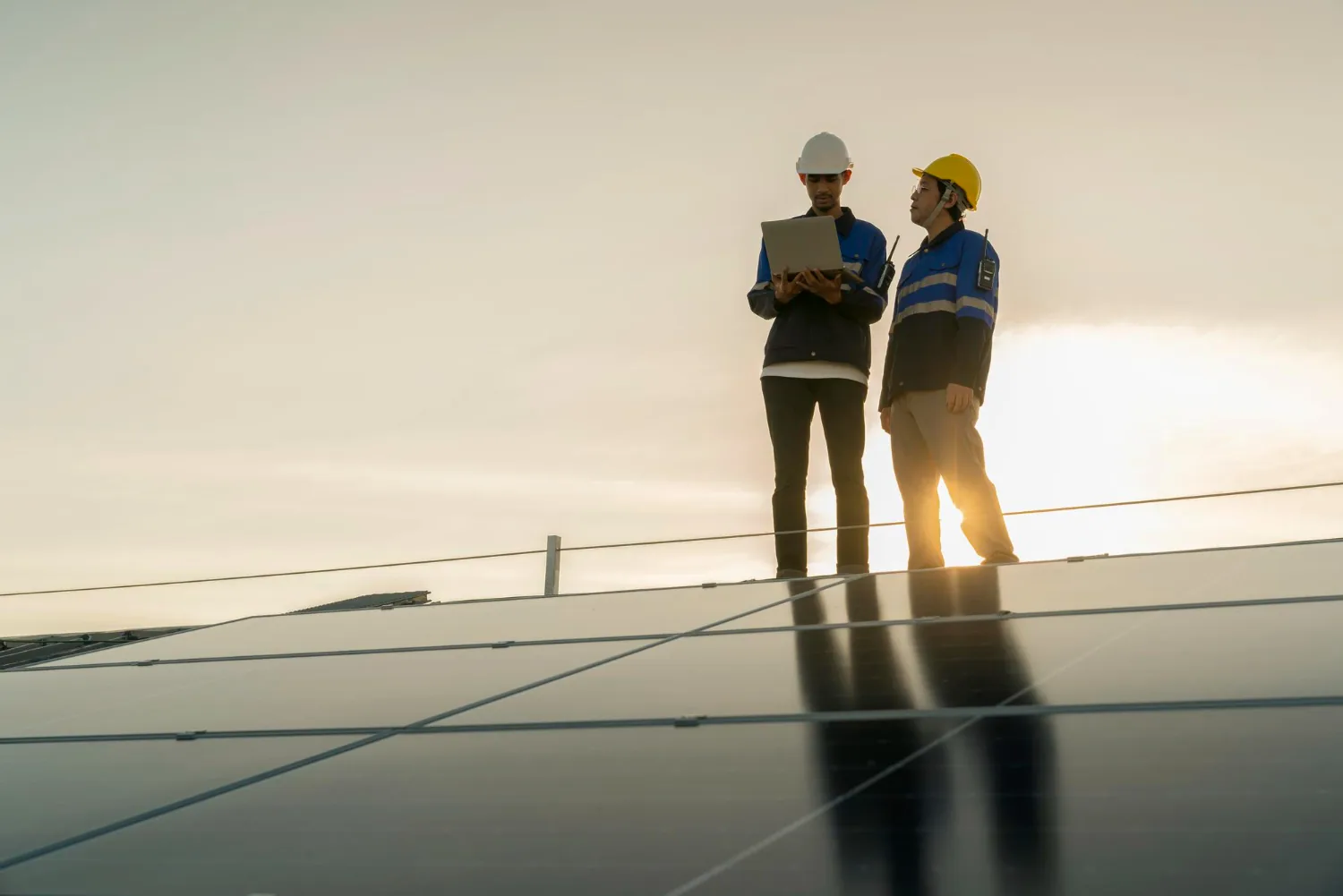 Painéis solares representando as vantagens da energia solar por assinatura